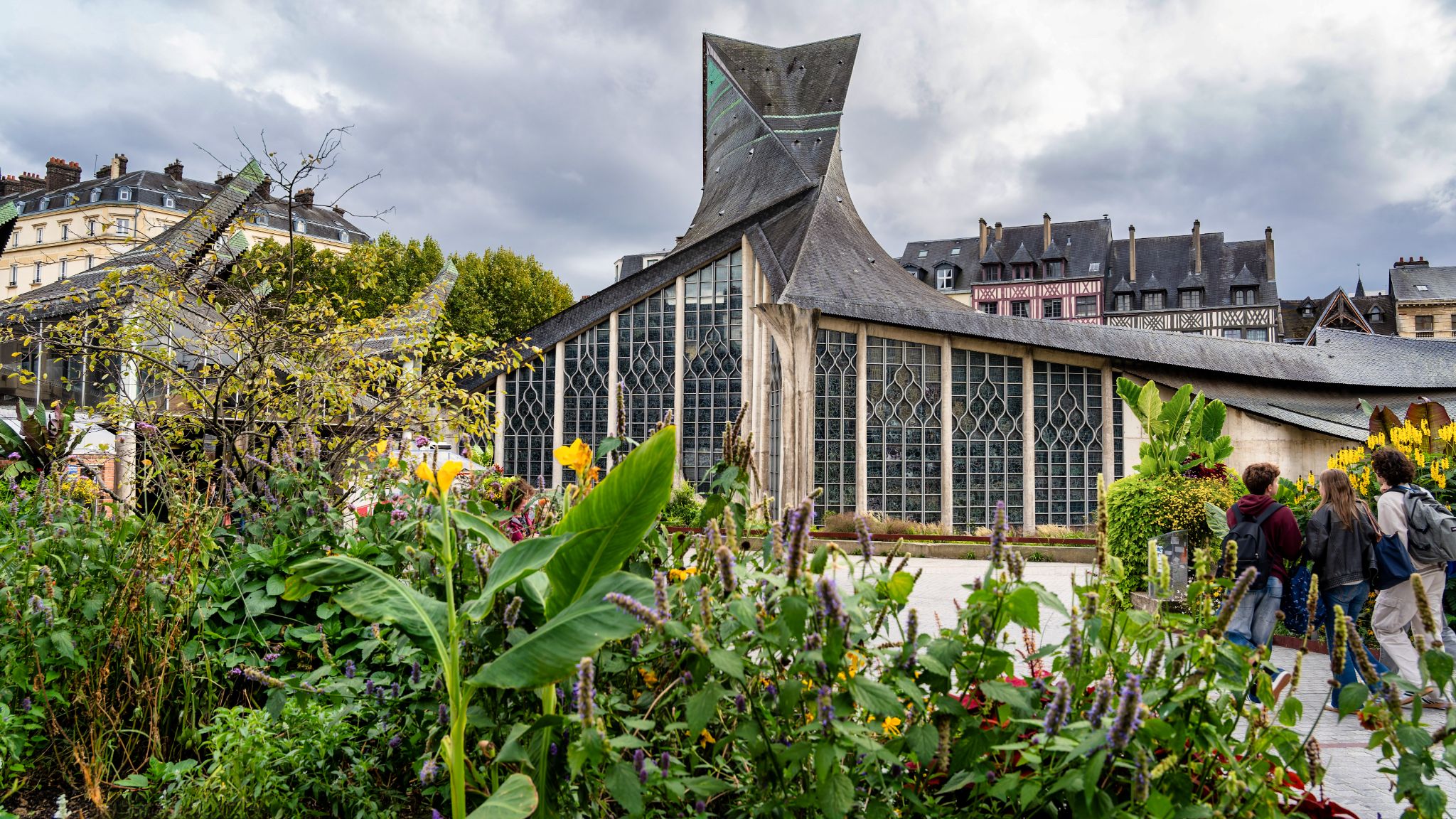 20250916 171551 Rouen   Église Sainte Jeanne d'Arc, 1979 erbaut,  wo Jeanne d'Arc 1431  19jährig auf dem Scheiterhaufen verbrannt wurde